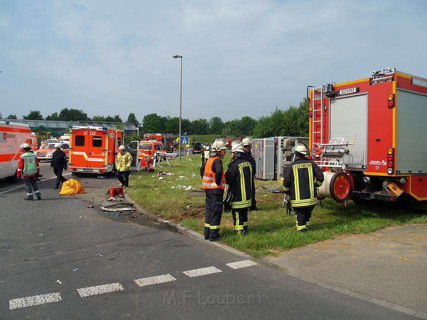 Schwerer Unfall mit Reisebus Lohmar Donrather Dreieck P022.JPG